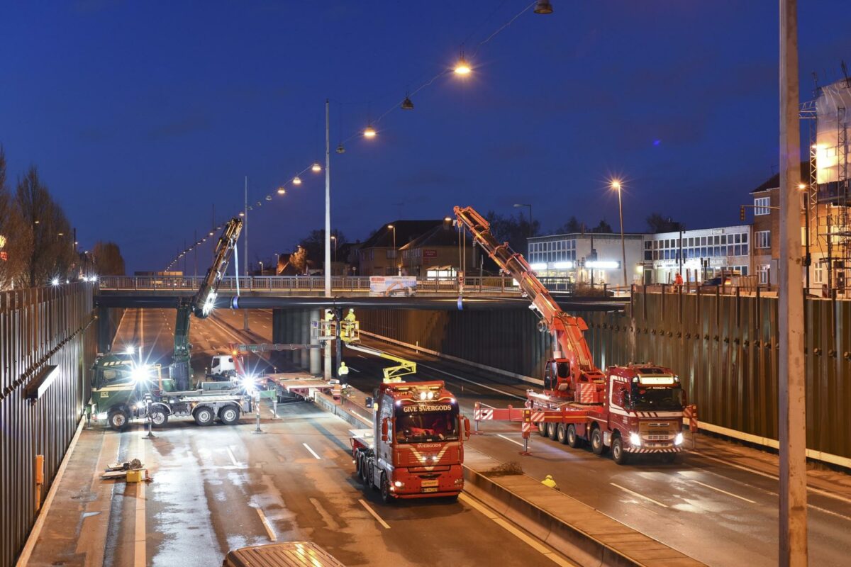 Her løftes to kraner i fælleskab den 38 meter lange rørbro på plads. Foto: Hoffmann.