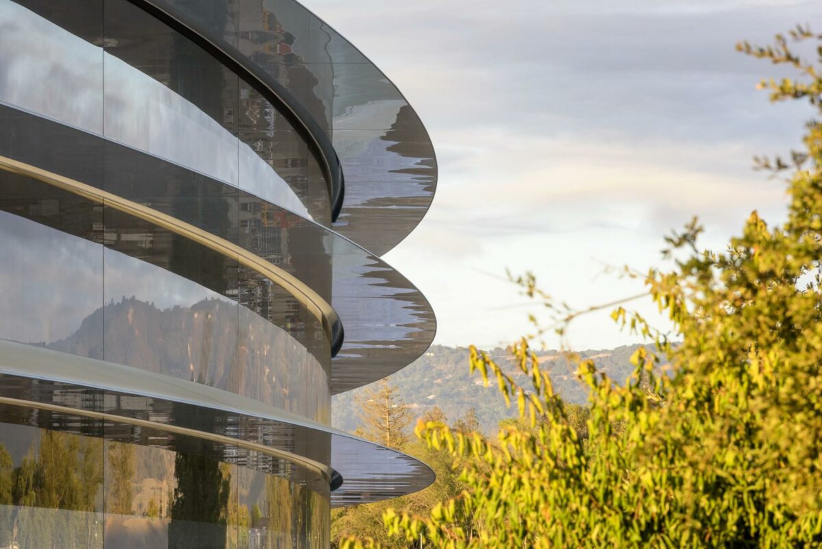 De første af i alt 12.000 medarbejdere tager det nye Apple-hovedkvarter i brug i denne måned. Foto: Apple.