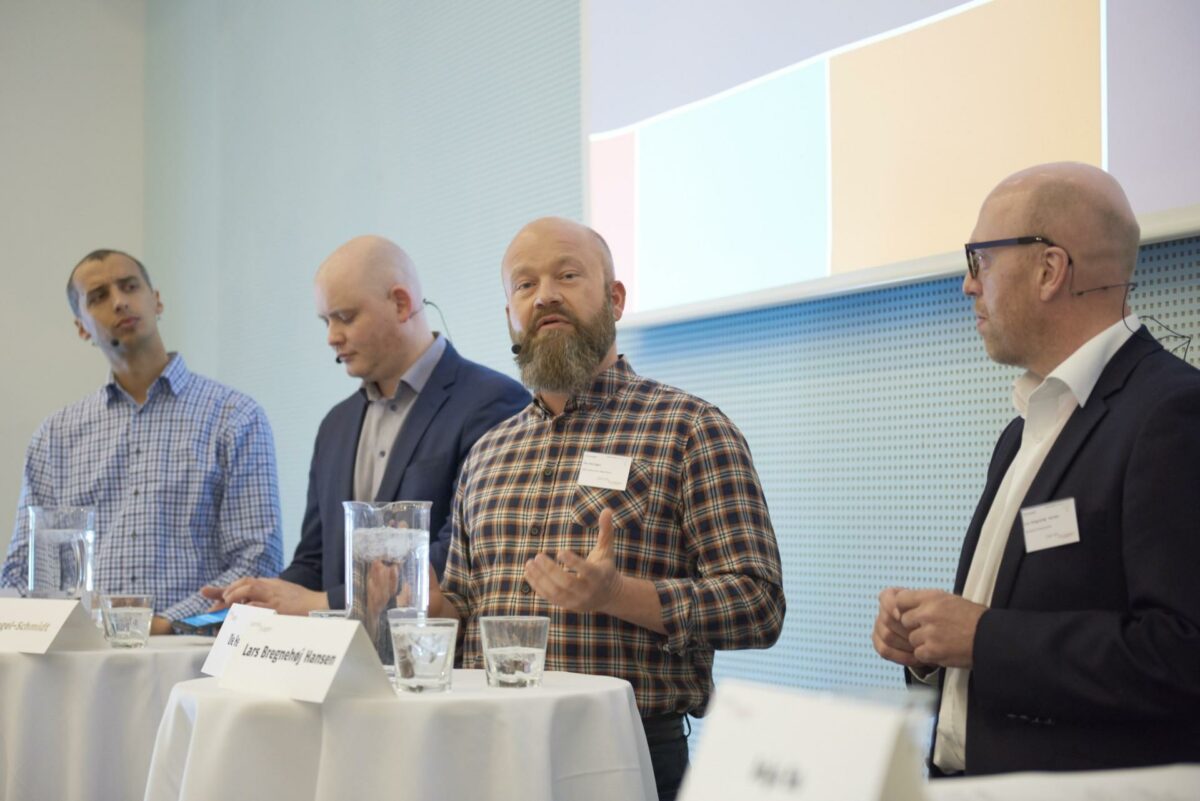 Mattias Tesfaye (yderst til venstre) hilser murerrobotter og andre landvindinger velkommen - det skal branchen nok håndtere, mener han. Foto: Ricky John Molloy.