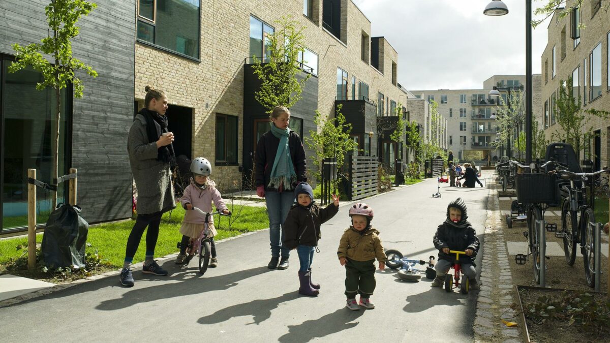 De bilfri gader omkring Byhusene giver plads til leg. Foto: Janne Klerk.