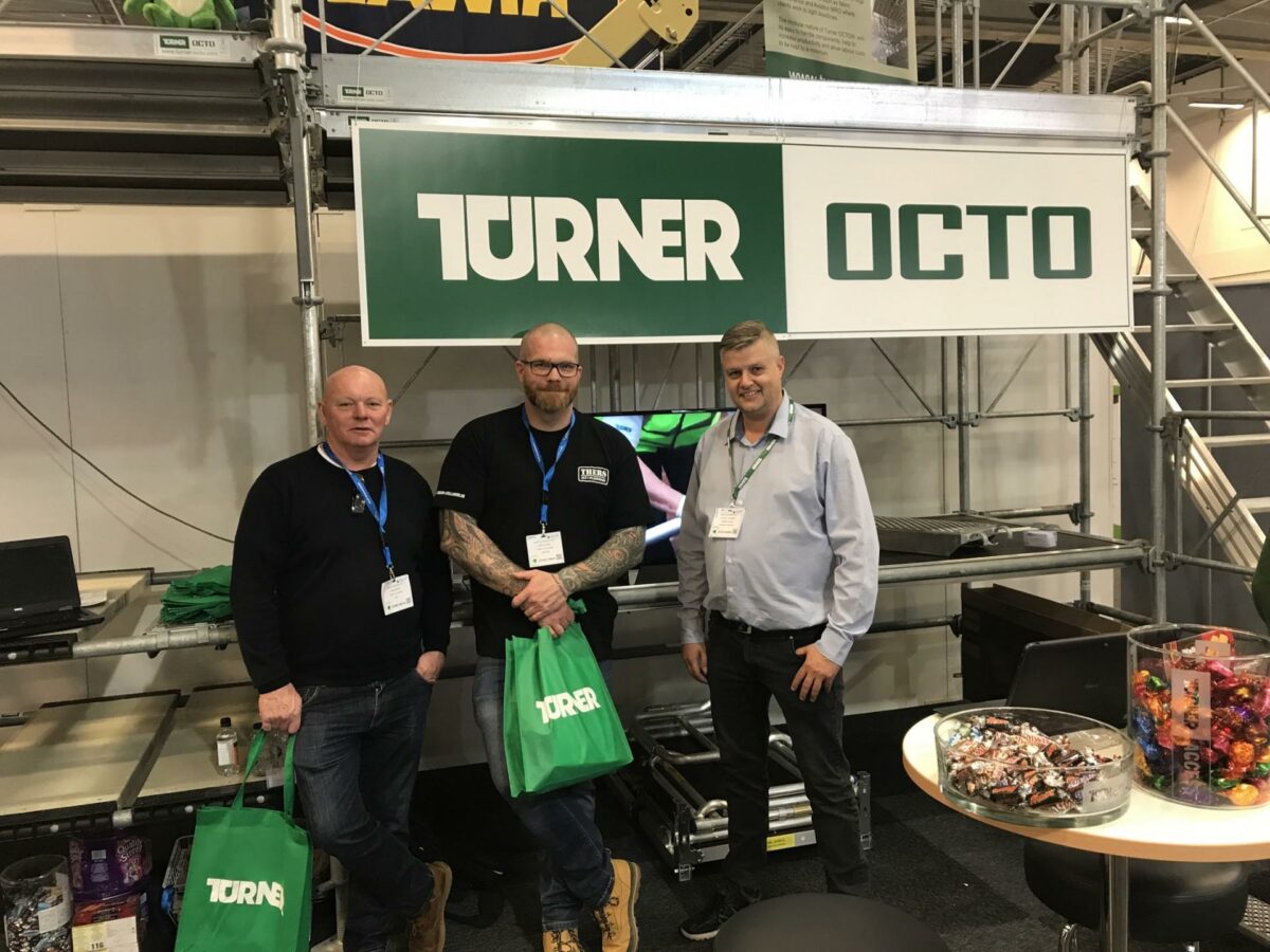 Stifter Henrik Thers og daglig leder Martin Thers på Bygg 2017 i Malmö, da de afgav den store ordre til Michael Lorensen, Regional Manager Danmark hos Turner Access. Pressefoto.