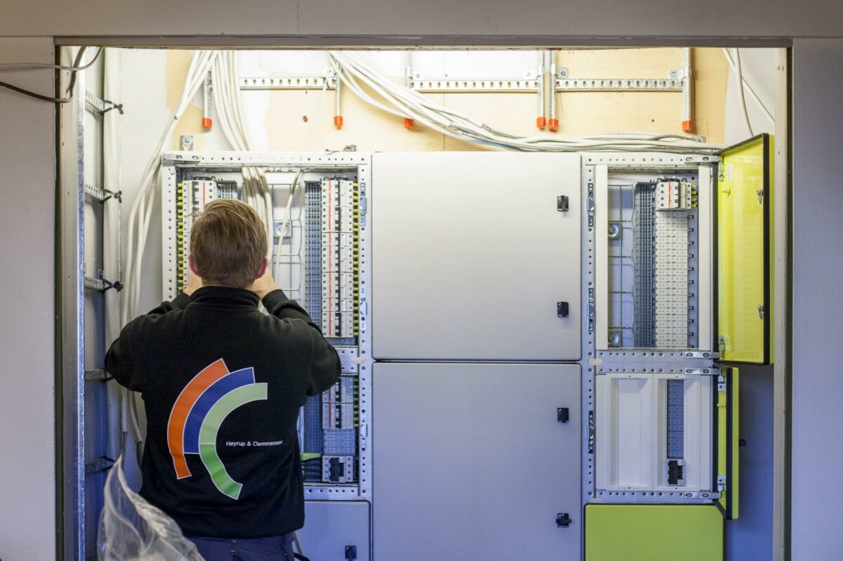 Høyrup & Clemmensen varetager el-entreprisen i ESCO-projektet, hvor Hvidovre Hospital energirenoveres for 163 millioner kroner. Desuden installerer Høyrup & Clemmensen også intelligent bygningsautomation på hospitalets nye patientværelser. Pressefoto.
