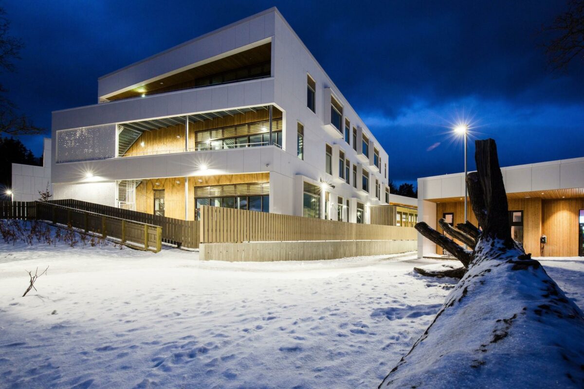 Fagerli Skole i Larvik er skabt af Aart Architects og Nordic Office of Architecture. Foto: Kontraframe.