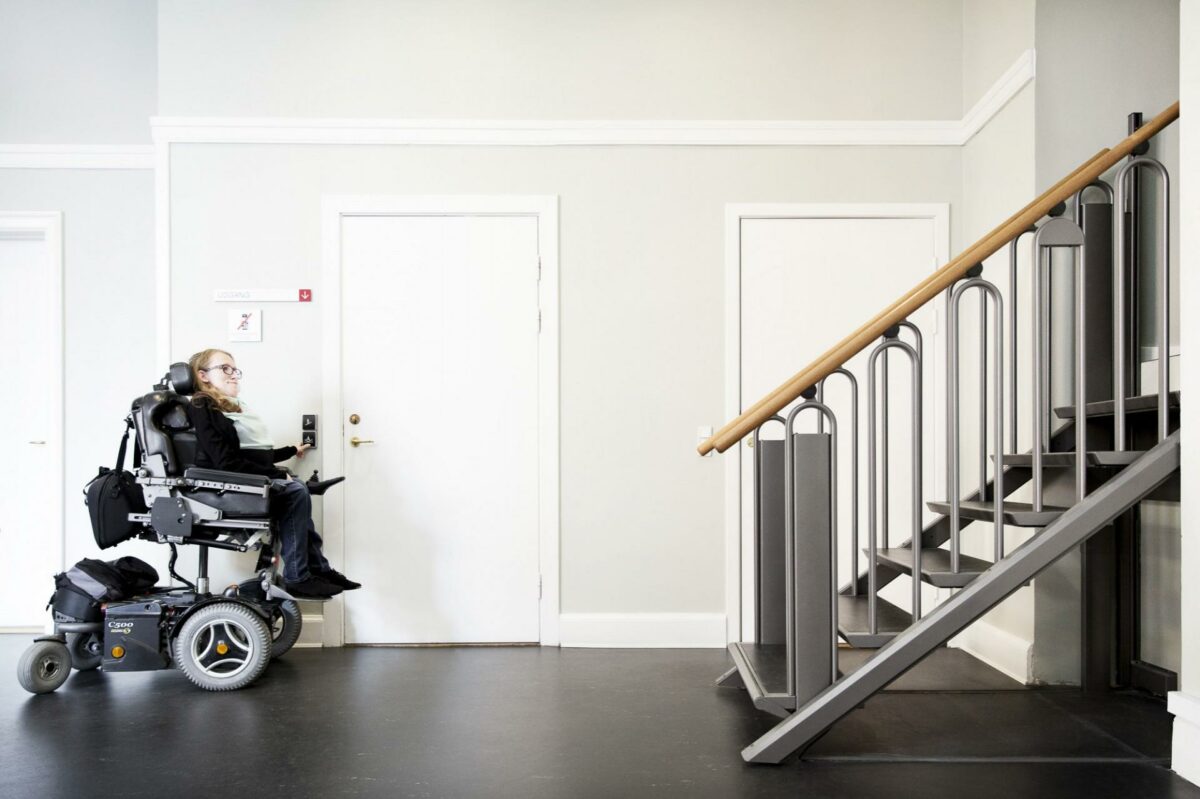 Da Københavns Byret blev renoveret, var der både behov for og krav om en trappe og en lift på grund af store niveauforskelle i bygningen. Foto: Grønbech.