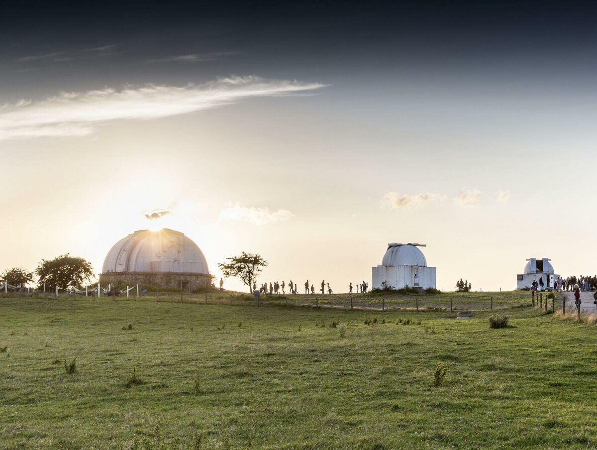 En fredning og efterfølgende renovering til et formidlingscenter har gjort Brorfelde Observatorium til et yndet udflugtspunkt. Foto: Holbæk Kommune.