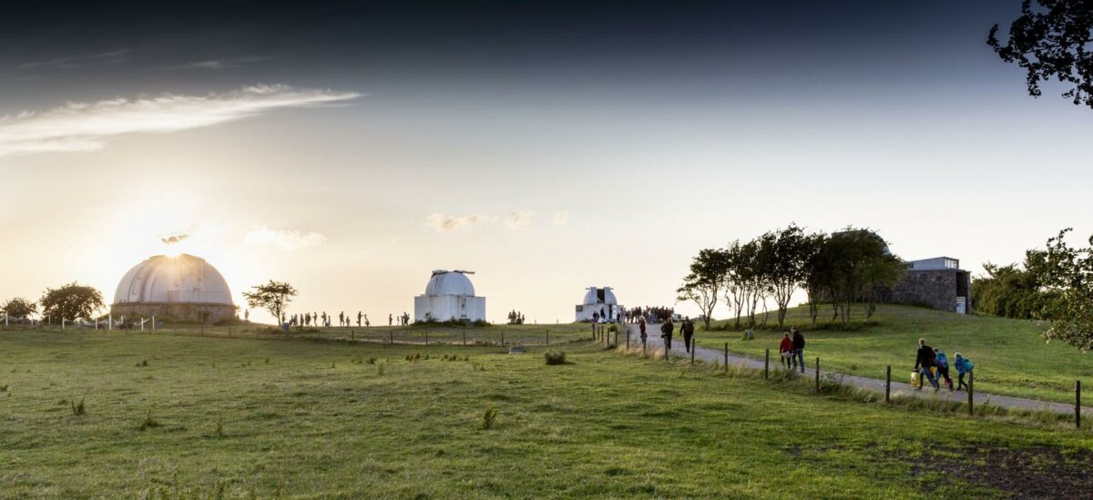 Brorfelde Observatorium var for få år tilbage i risiko for at ryge ned i glemslens sorte hul. Men en fredning og efterfølgende renovering til et formidlingscenter har gjort observatoriet til et yndet udflugtspunkt for alle med interesse for himlen, stjernerne og observatoriets historie. Foto: Holbæk Kommune.