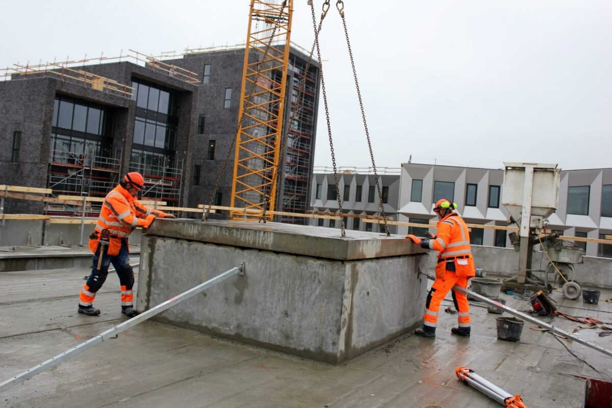 Det sidste element blev i begyndelsen af året sænket på plads på toppen af Nytorv - nyt bycenter og rådhus. Nu er der ganske få dage, til kommunen overtager nøglerne til rådhuset - så det kan blive klar til første åbningsdag 15. august. Pressefoto.