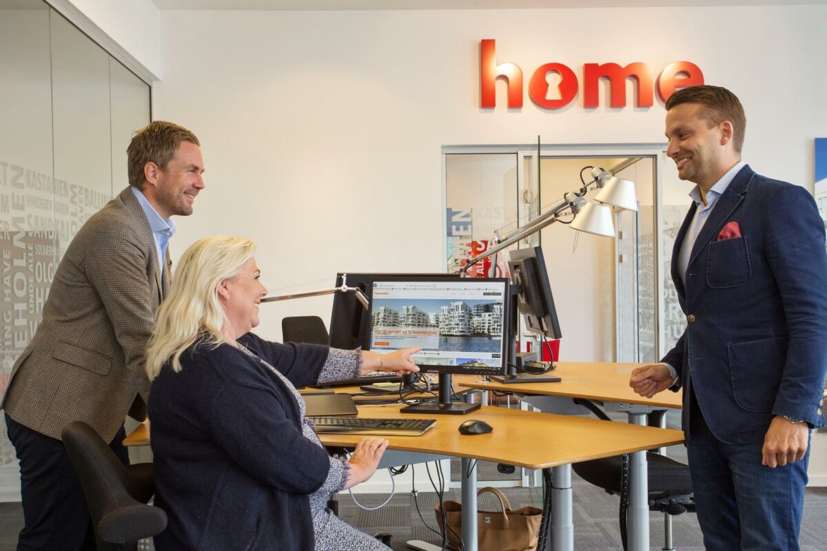 Heimstaden arbejder tæt sammen med home Lone Bøegh Henriksen om investeringen i boligmarkedet i København. Her er det fra venstre Håvard Staff Brenno, Lone Bøegh Henriksen og Tom Rasmussen. Foto: home.