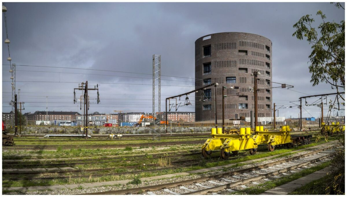 I det ikoniske Trafiktårnet Øst monterer Glarmestre Snoer og Sønner specialfremstillede glaspartier i to nye mødelokaler. Pressefoto.