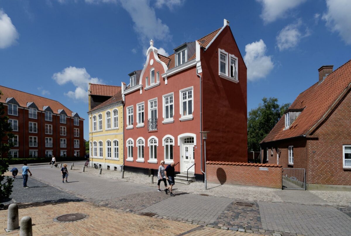 Nu har ejendommen fået en ansigtsløftning udvendig med nye oppudsede/ malede facader m. markering af gesims, stuk og sokkel. Foto: Carsten Ingemann.