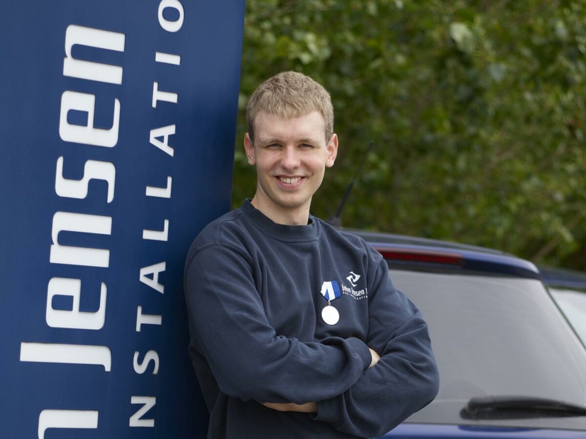 Paw Clark Von der Ahe har afsluttet praktiktiden hos John Jensen VVS med svendebrev, sølvmedalje og fast job. Pressefoto.