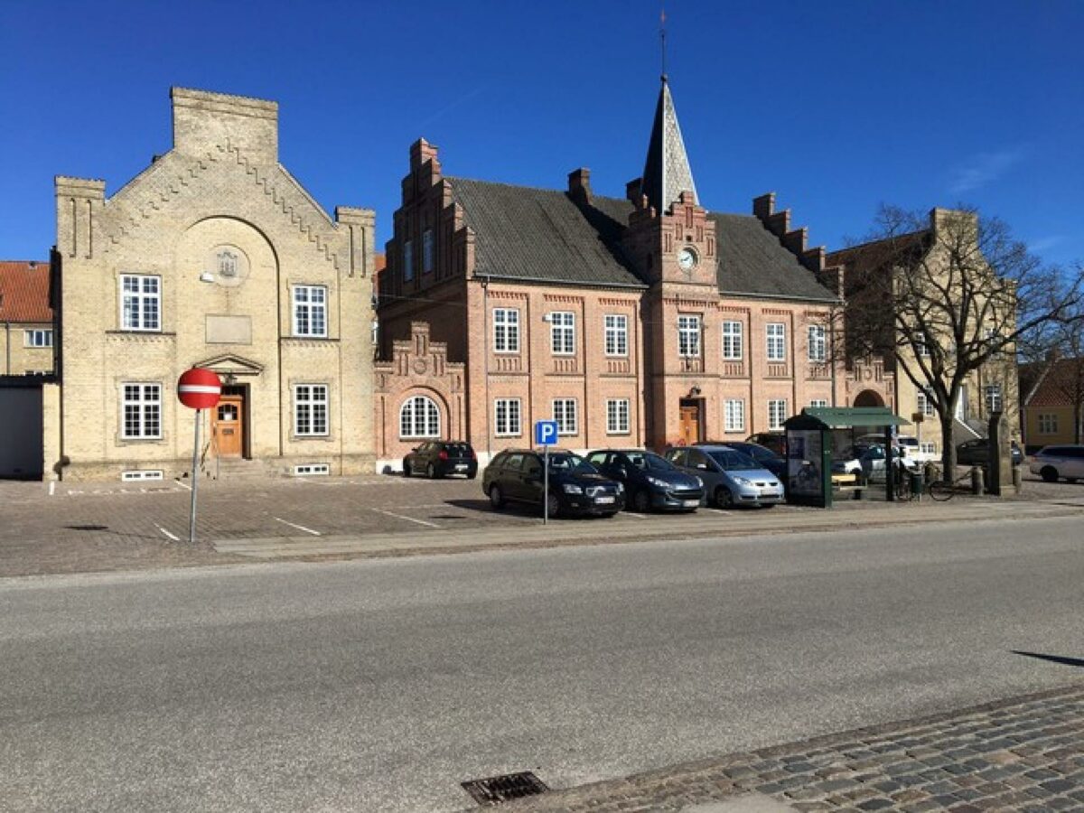Denne smukke ejendomdom på torvet i Skanderborg husede indtil for nylig den lokale politistation. Politiet er flyttet i nye lokaler, så derfor har Freja sat ejendommen til salg. Foto: Freja ejendomme.