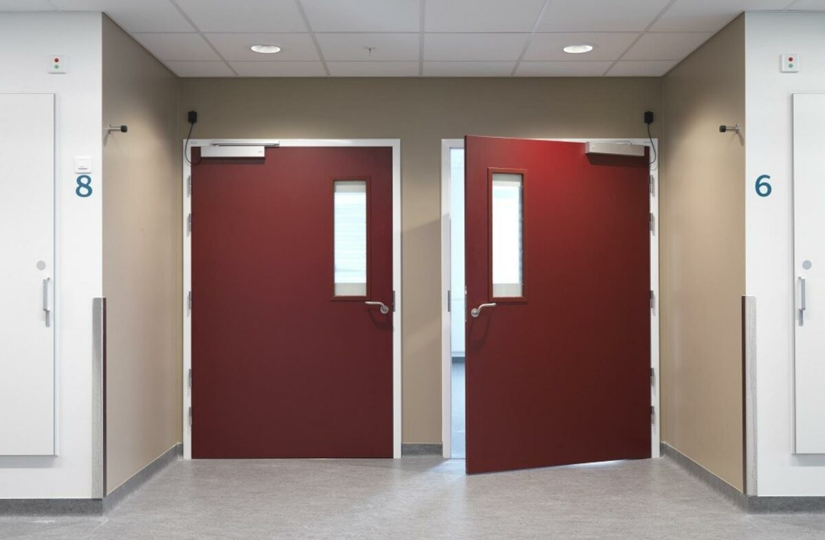 Dørene på Kolding Sygehus er farvede. Farvespillet på sygehuset skal skabe varme og en behagelig stemning. Pressefoto.