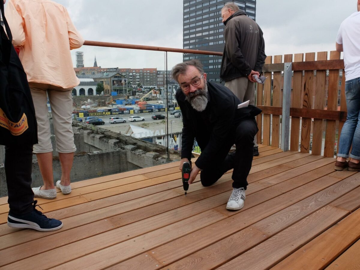 Aarhus Kommunes Stadsarkitekt Stephen Willacy sætter sidste skrue i Kulbro View. Foto: FSC Danmark.