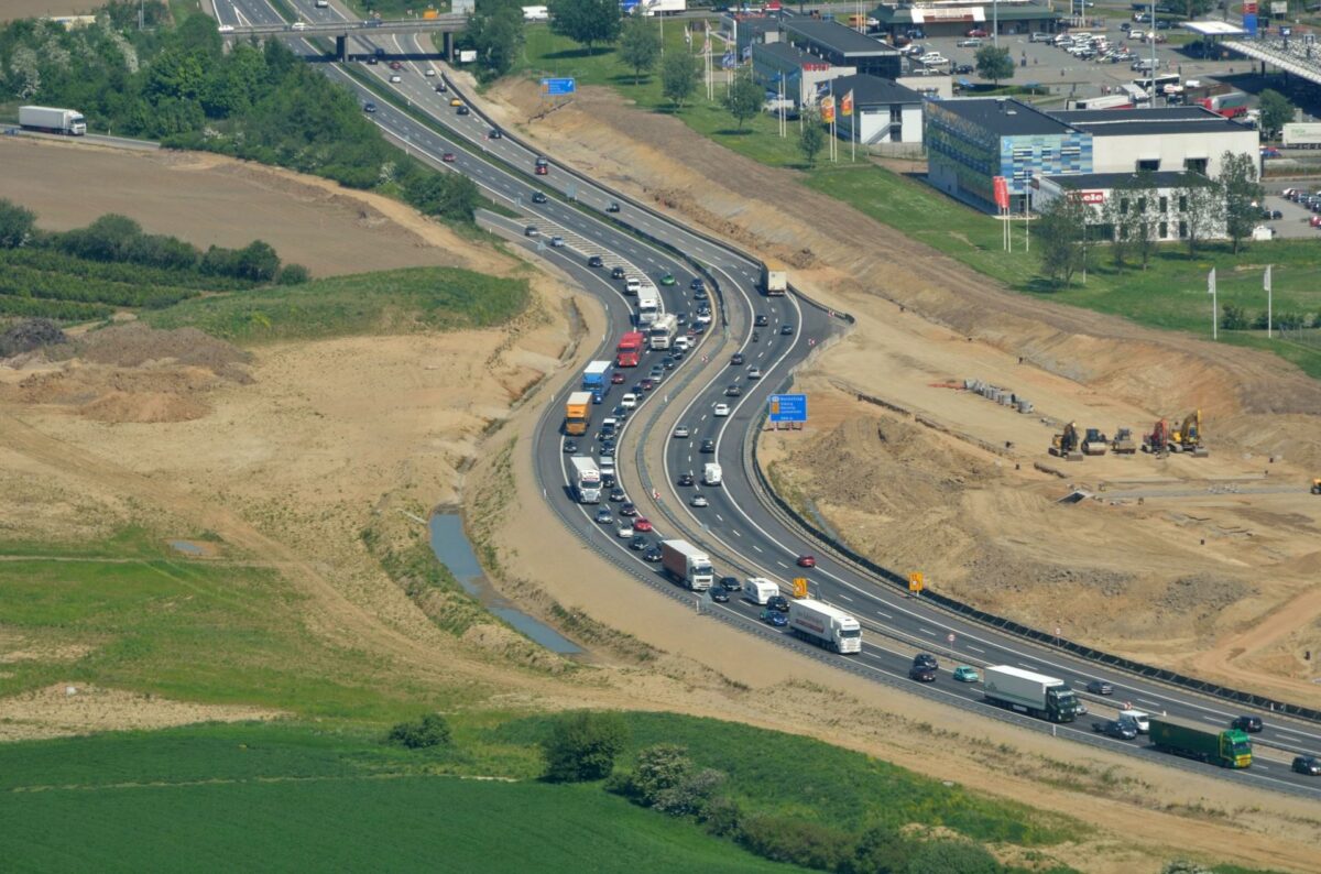 E45 er blevet udvidet til seks spor ved Vejle. Nu vil regeringen udvide endnu to strækninger på den belastede motorvej. Foto: Colourbox.