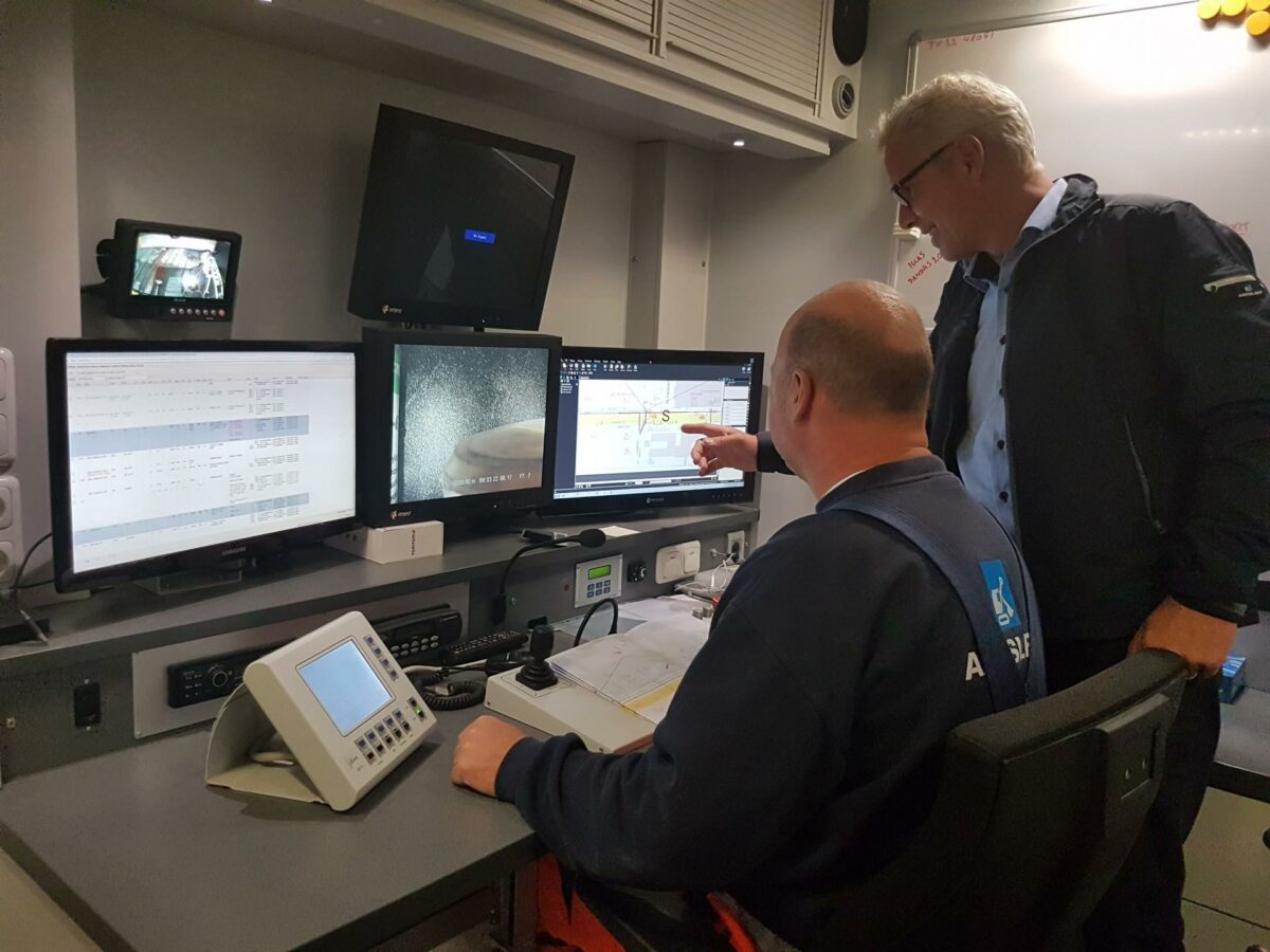 Danske TV-inspektionsfirmaer gør klar til eksport af software og knowhow. Til højre formanden for TV-inspektionsgruppen under DTVK Claus Vangsager og til venstre er det Jesper Pedersen, der er professionel DTVK operatør, som er i gang med at gennemse TV-materiale.