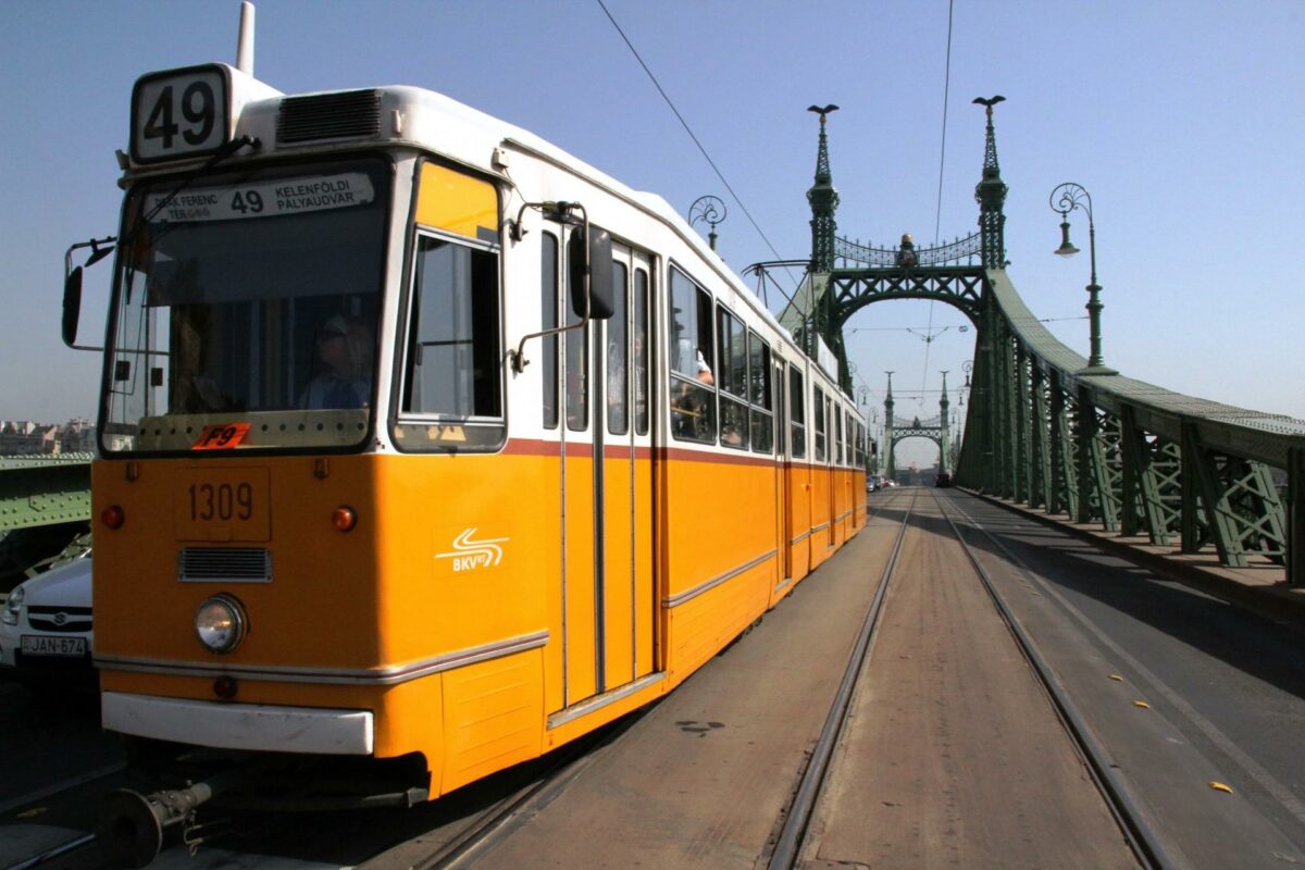 Sporvogne er en del af Budapests klassiske broer. Det bliver de også, når byens nye vartegn står klar. Foto: Colourbox.