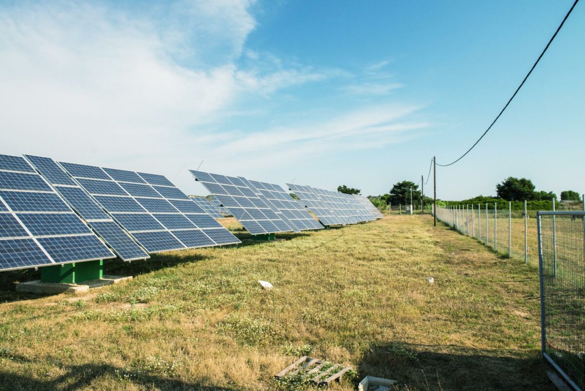Med trecifret millionlån fra Danmarks Grønne Investeringsfond opfører Better Energy Danmarks tredjestørste solcellepark. Arkivfoto