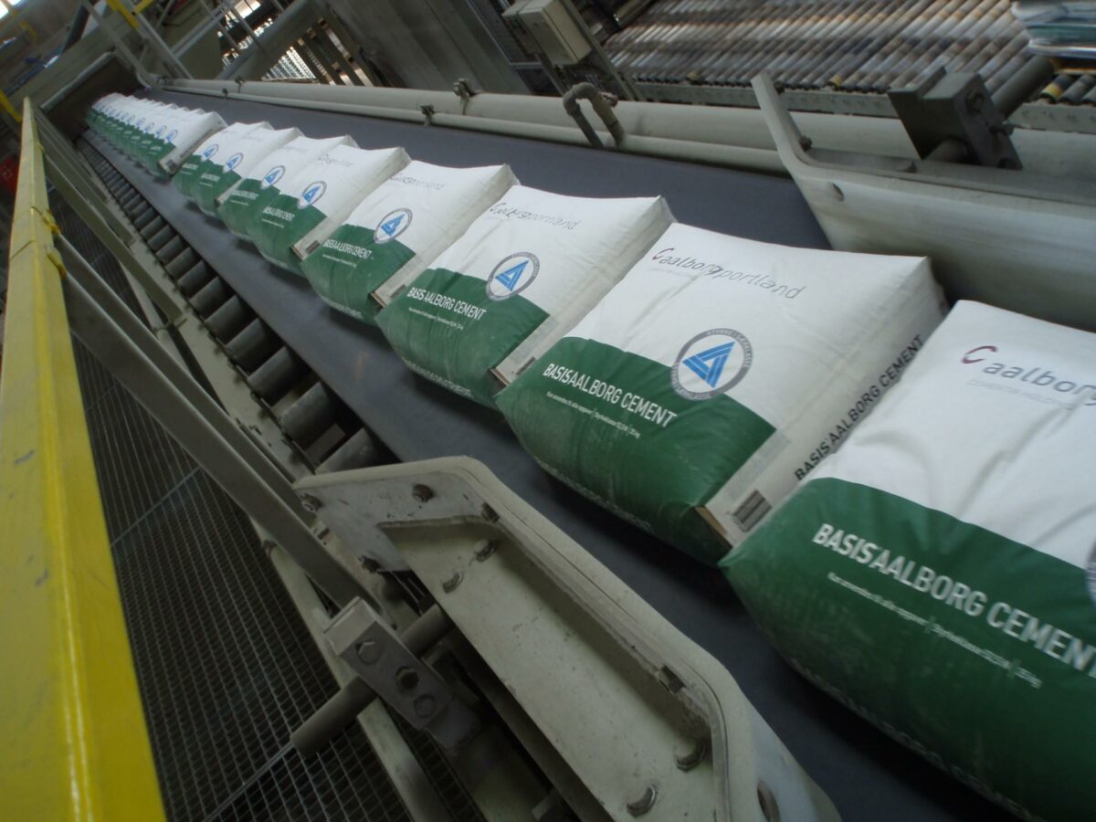 Den positive udvikling inden for boligbyggeriet kan blandt andet aflæses i tallene for salg af pakket cement, der primært forhandles af landets byggemarkeder.