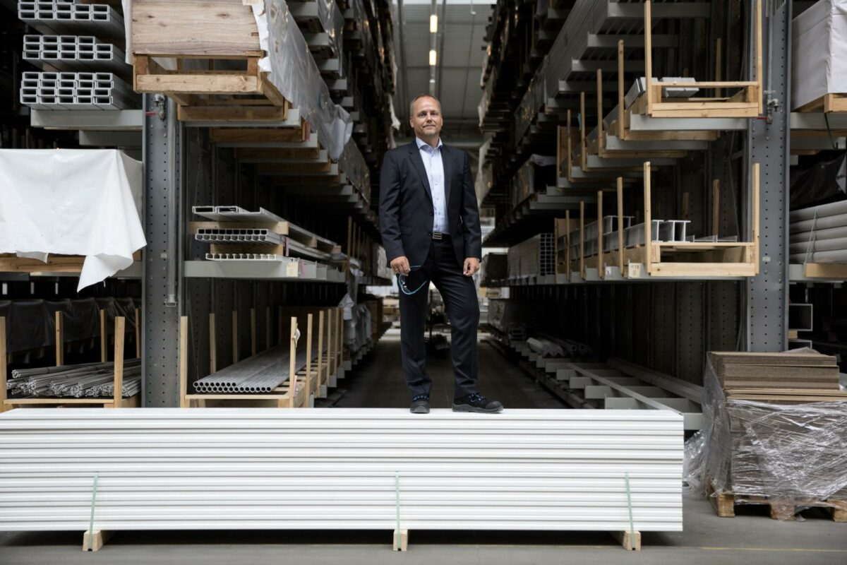 Det skal være sådan, at ingeniøren og arkitekten naturligt kigger i sin værktøjskasse og vurderer, om det passer bedst med stål, træ eller glasfiber, siger Fiberlines Vice President for Building & Construction, Jan Pasfall. Foto: Betina N. Garcia.