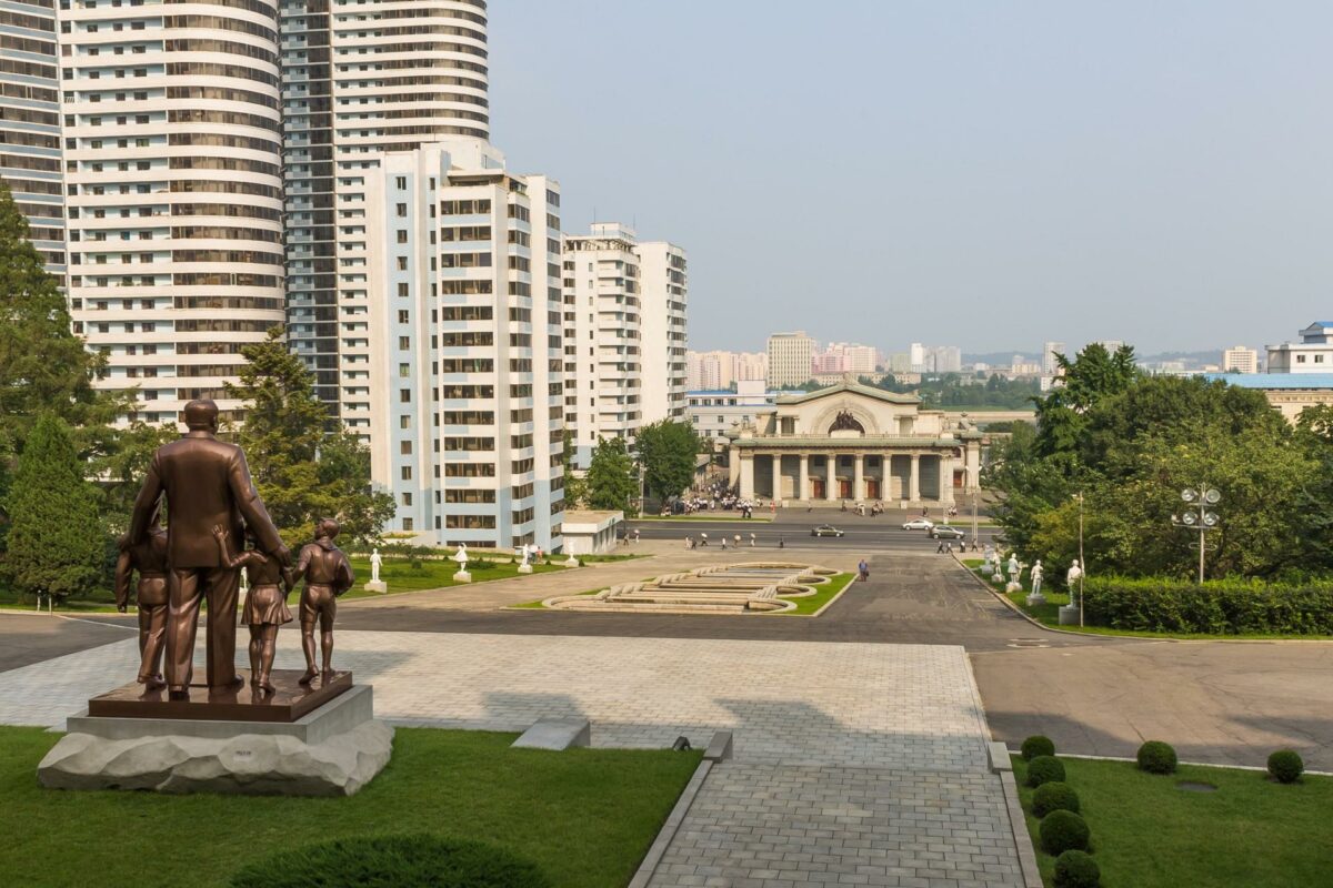 Typiske lejlighedskomplekser i Nordkoreas hovedstad Pyonyang til venstre i billedet. Foto: Colourbox