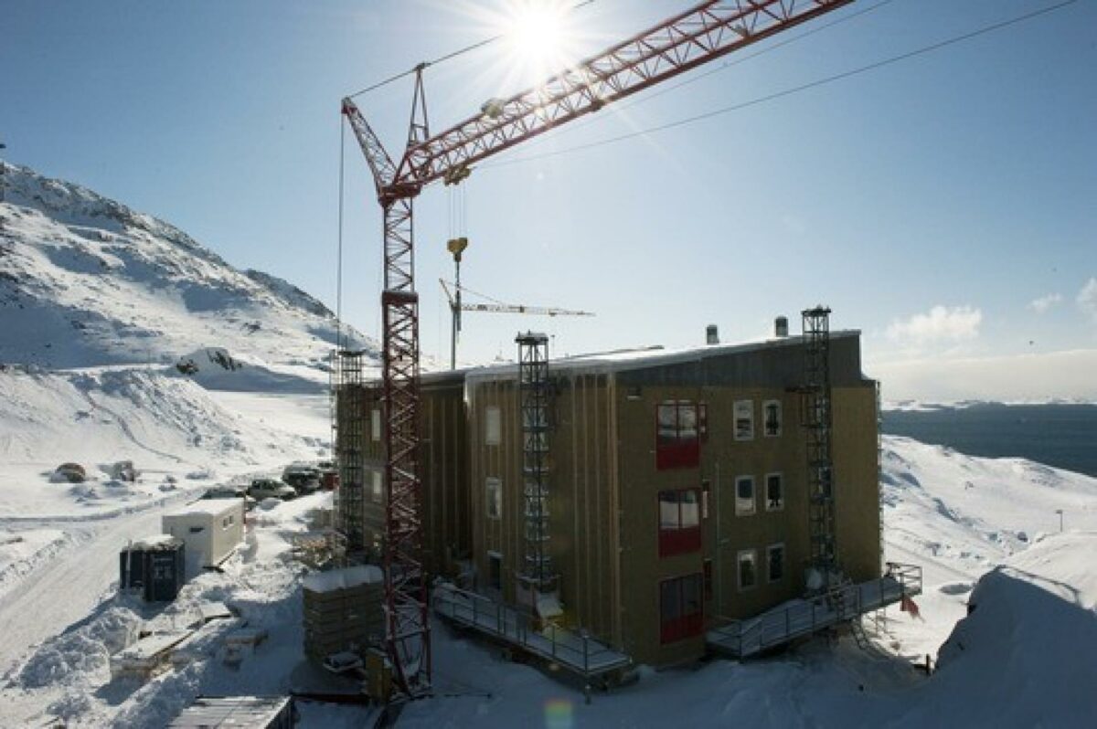 Det grønlandske entreprenørfirma Permagreen bygger i Nuuk. Klimaet spiller en stor rolle i grønlandsk byggeri. PR-foto.