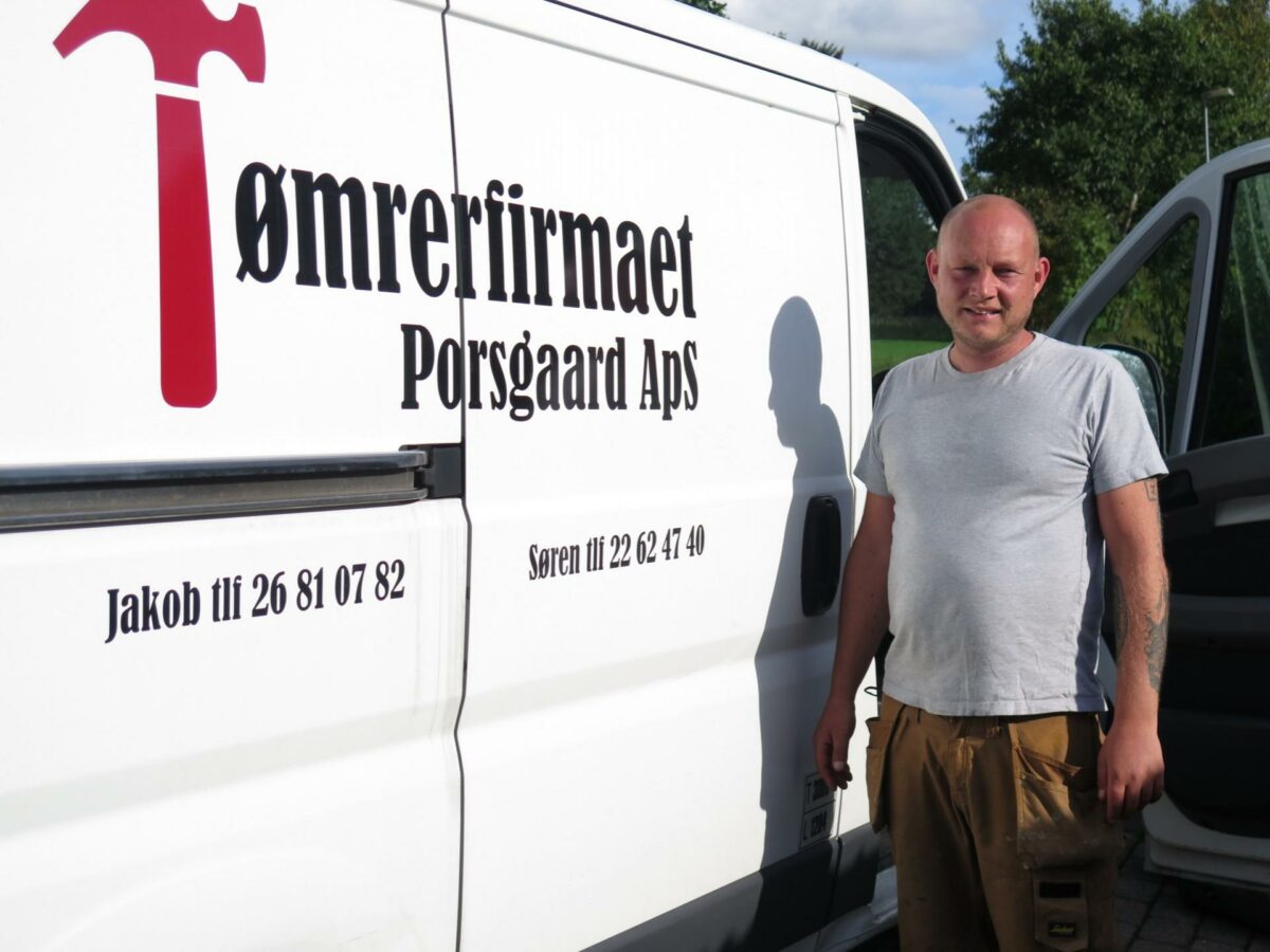 Søren Porsgaard har sikret sin kassevogn efter et tyveri, hvor bilen stort set blev lænset. Foto: Jens Jessen.