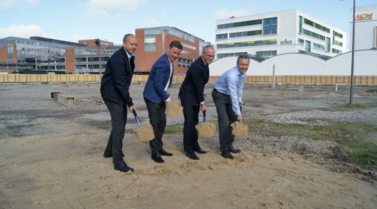 Første spdestik på Godsbanen i Aalborg. Fra venstre Nikolaj Stampe, ejendomschef i PKA, Thomas Kastrup-Larsen, Aalborgs borgmester, Peter Haaber, direktør i Zleep Hotels samt Asger Enggaard, adm. direktør i A. Enggaard A/S.