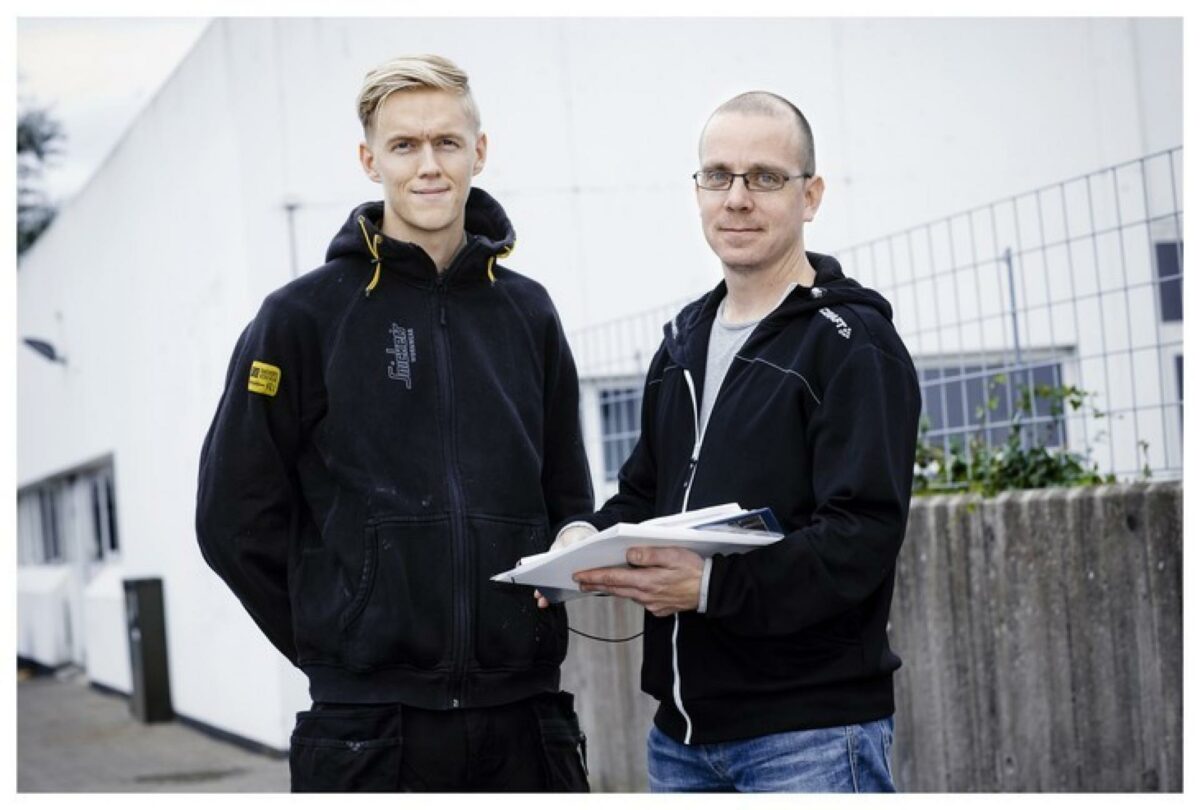 Daniel Skaarupgaard (til venstre) fik hjælp af faglig sekretær Martin Frank Frederichsen, DEF Vestsjælland, da han uretmæssigt blev trukket i løn. Foto: Elektrikeren/Claus Boesen.