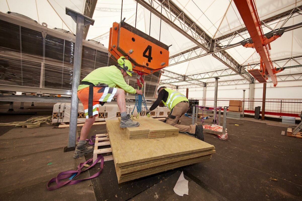 Det er kun tredje gang i Danmark, at en bygning opføres under en totaloverdækning som denne, hvor indbyggede kraner dækker alt løftebehov i forhold til råhuset og facademontage. Foto: Byggeriets Billedbank.