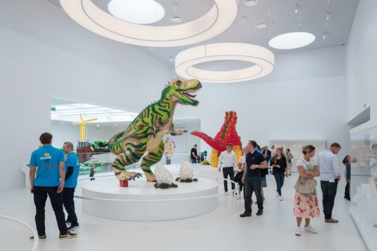 En dinosaur gemmer sig inde i huset. Foto: Iwan Baan
