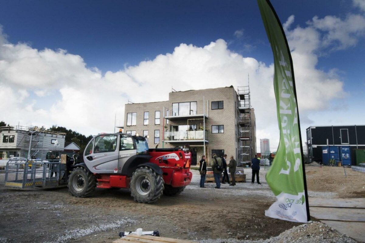 Nybyggerhuset og lejlighederne deri på Kongelysvej er de første blandt 3.000 forskellige boliger i Nærheden, der bliver færdige. Heraf står 2E Bolig Projektsalg foreløbig for 128 af boligerne. Foto: 2E Bolig Projektsalg.