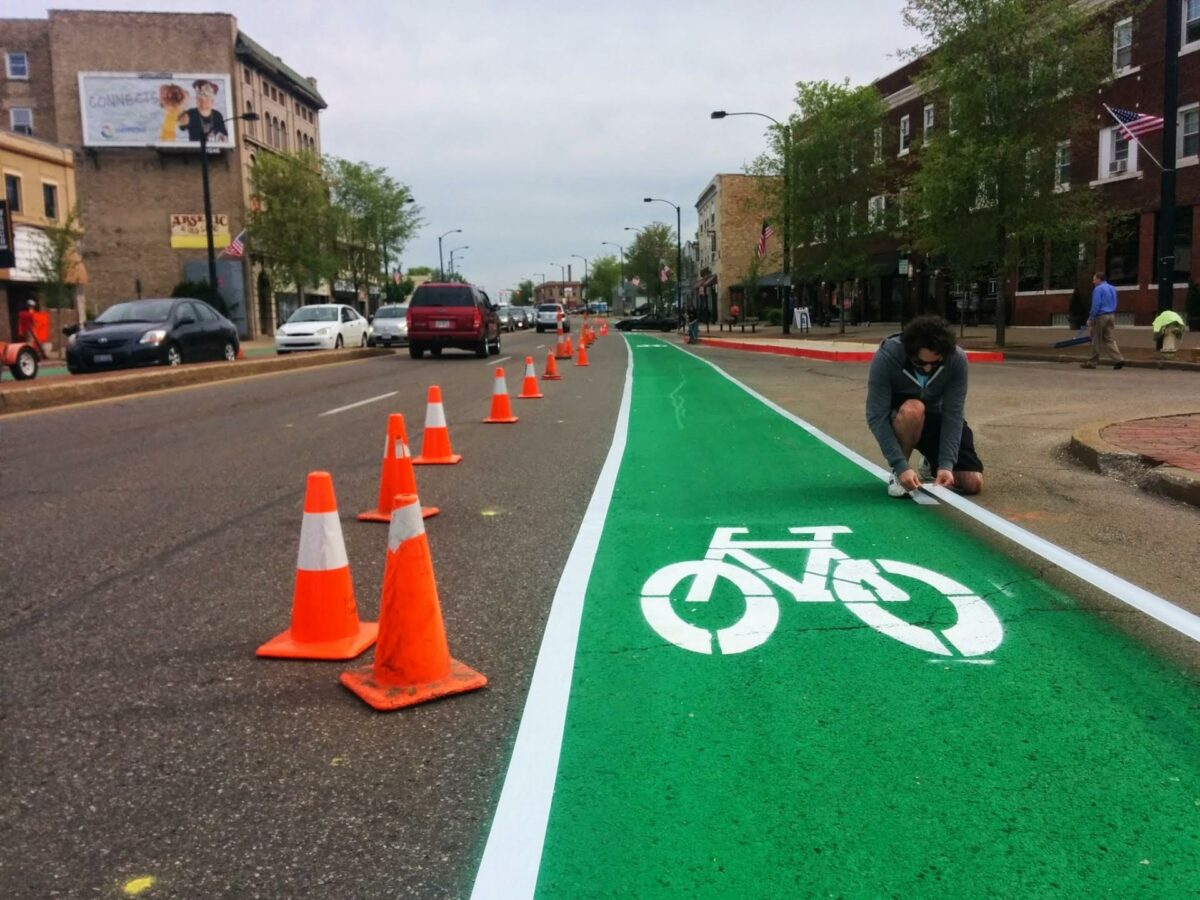 Cykelstier tegnes op med børne-maling. Erfaringen er, at når først man har taget initiativet og vist en løsning som denne, bliver det en permanent løsning