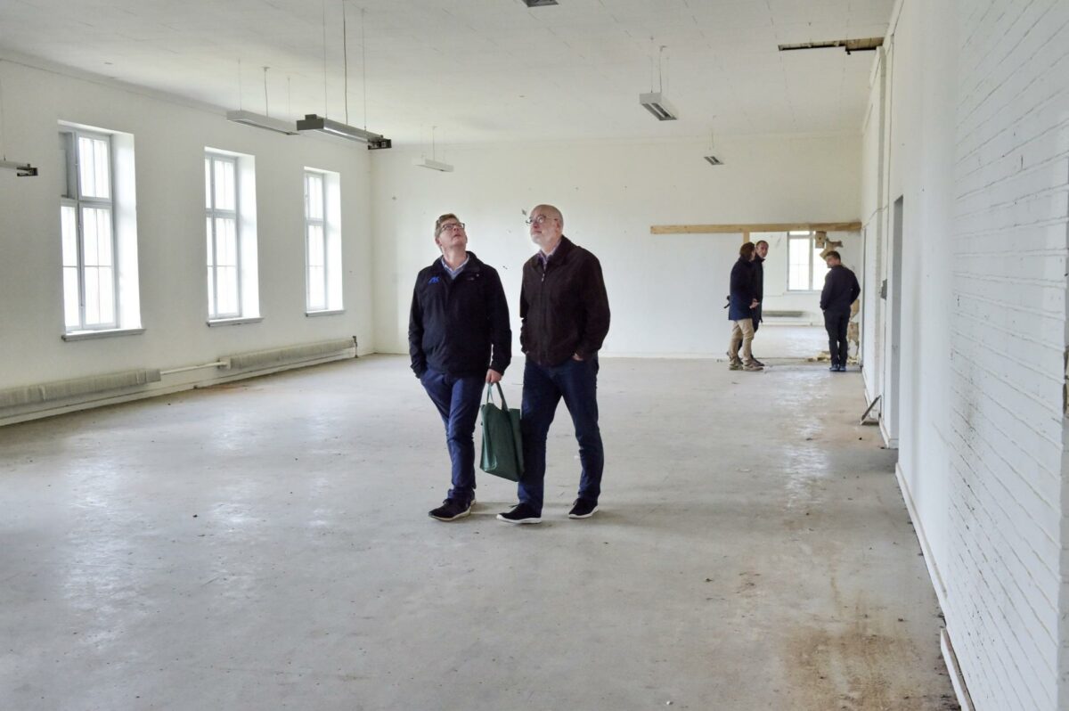 Byggeparterne kigger på de bygninger, der skal rives ned på kasernegrunden i Kolding.