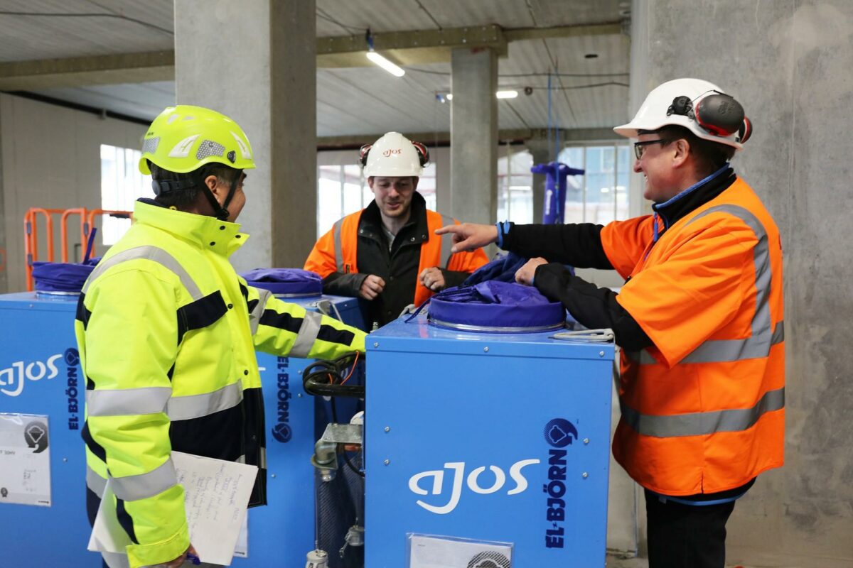 Driftschef Flemming Madsen og logistikkoordinator Anders Andru, begge fra Ajos' entrepriseafdeling, taler med ekstern auditør om processer og sikkerhed. PR-foto.