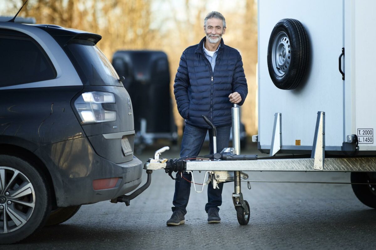 Kurt Nielsen fik sin debut som opfinder, da han arvede en trailer. Det blev til det først trådløse system mellem bil og trailer. Foto: Ricky John Molloy.