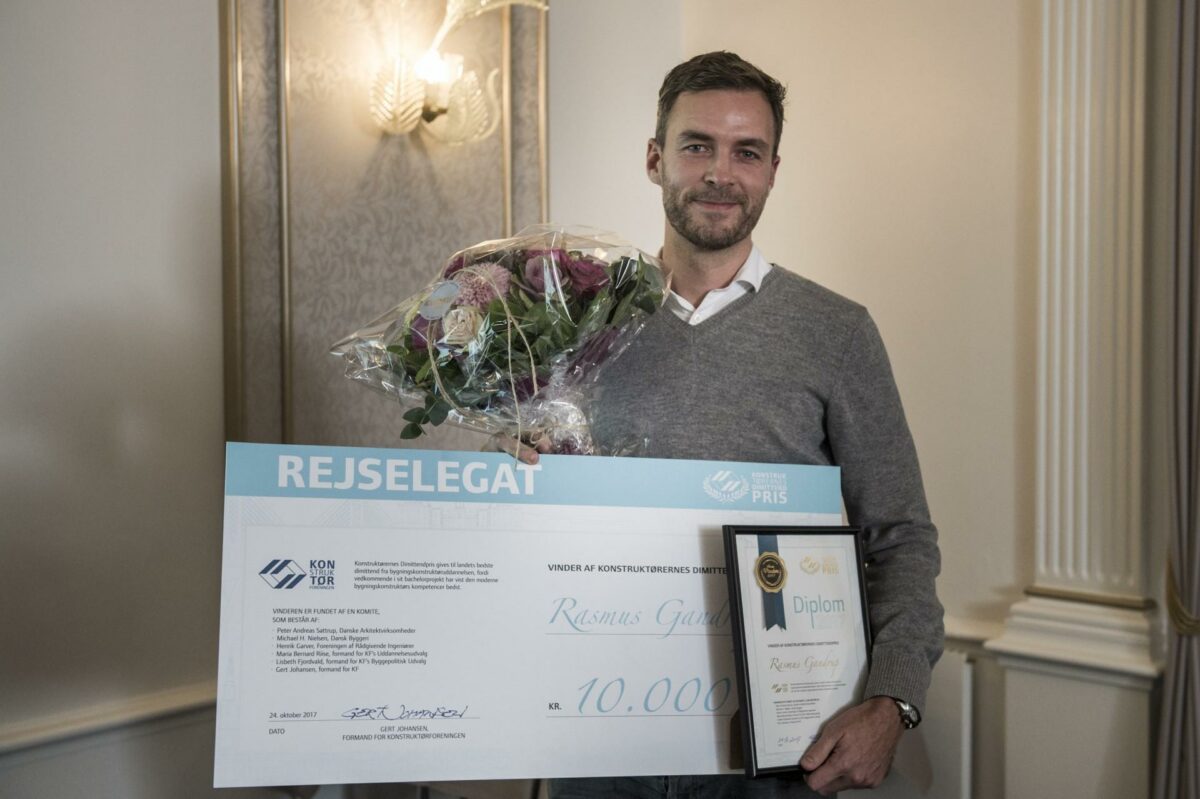 Prismodtager Rasmus Gandrup med prisen. Foto: Gorm Branderup.