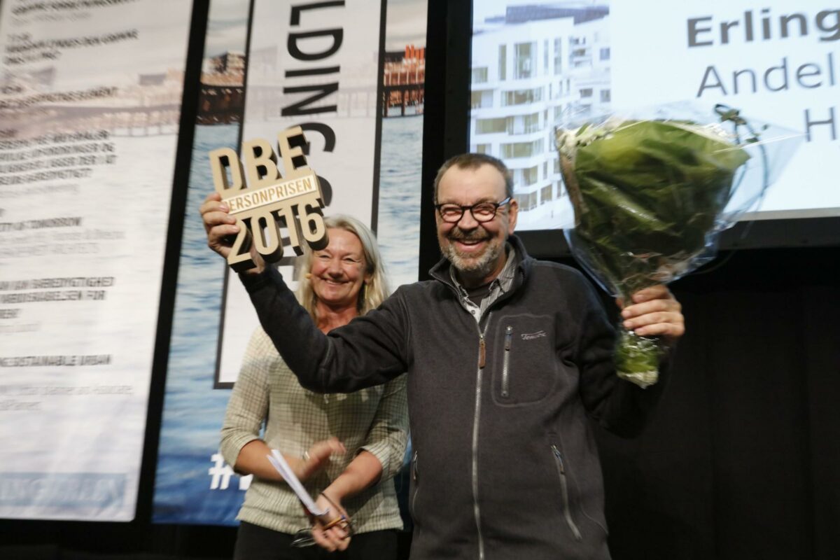 Det Bæredygtige Element overrækkes på Building Green 2016 til Erling Deigaard, medgrundlægger af og mangeårig beboer i den bæredygtige landsby Andelssamfundet i Hjortshøj. Erling Deigaard blev hædret med Det Bæredygtige Elements personpris sidste år. Pressefoto.