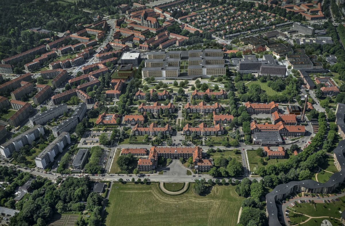 En omprioritering betyder, at den nordlige del af Akuthuset (midt i billedet) kan opføres hurtigere. Op mod to år kan skæres af den oprindelige tidsplan. Illustration: Friis & Moltke.