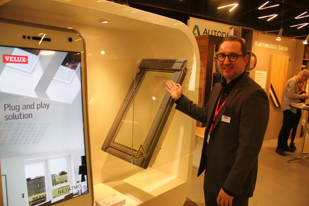 Teknisk rådgiver Rune Glashoff fra Velux fortæller alle interesserede Building Green-besøegnde om Velux Active systemet, der kommer til foråret. Foto: Torben Jastram.