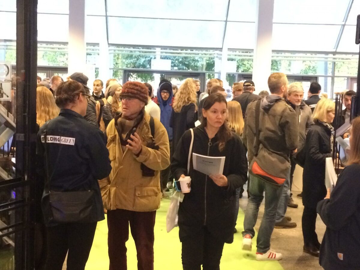 Gennem det meste af dagen var der travlhed ved indgangen til Building Green i Forum. Foto: Torben Jastram.
