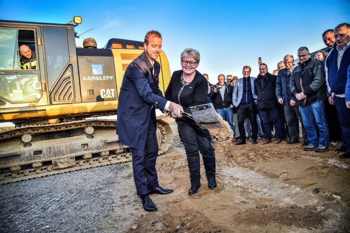 Første spadestik til udvidelsen af Hanstholm Havn blev taget af minister Esben Lunde Larsen (V) og borgmester i Thisted Kommune, Lene Kjelgaard Jensen (K). Pressefoto.