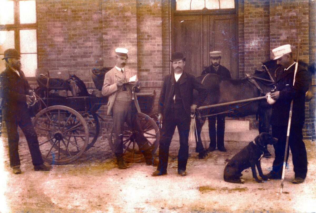 Den aalborgensiske landinspektør Messerschmidt med målebogen i hånden og omgivet af sine betroede medarbejdere stiller i 1896 an til et sjældent fotografi. Fotografiet er det tidligste i LE34?s arkiv. Pressefoto.