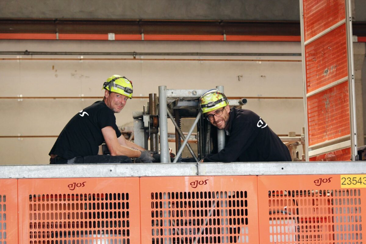 Henrik Harding Nielsen (til venstre) og kollega Mohammed Azzam mener, at det fremmer den gode stemning, at man hilser på hinanden på arbejdspladsen.