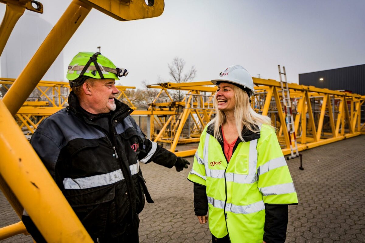 HR-chef Anne-Marie Benner og servicemontør Povl Kjær Hilligsø på pladsen i Hvidovre.