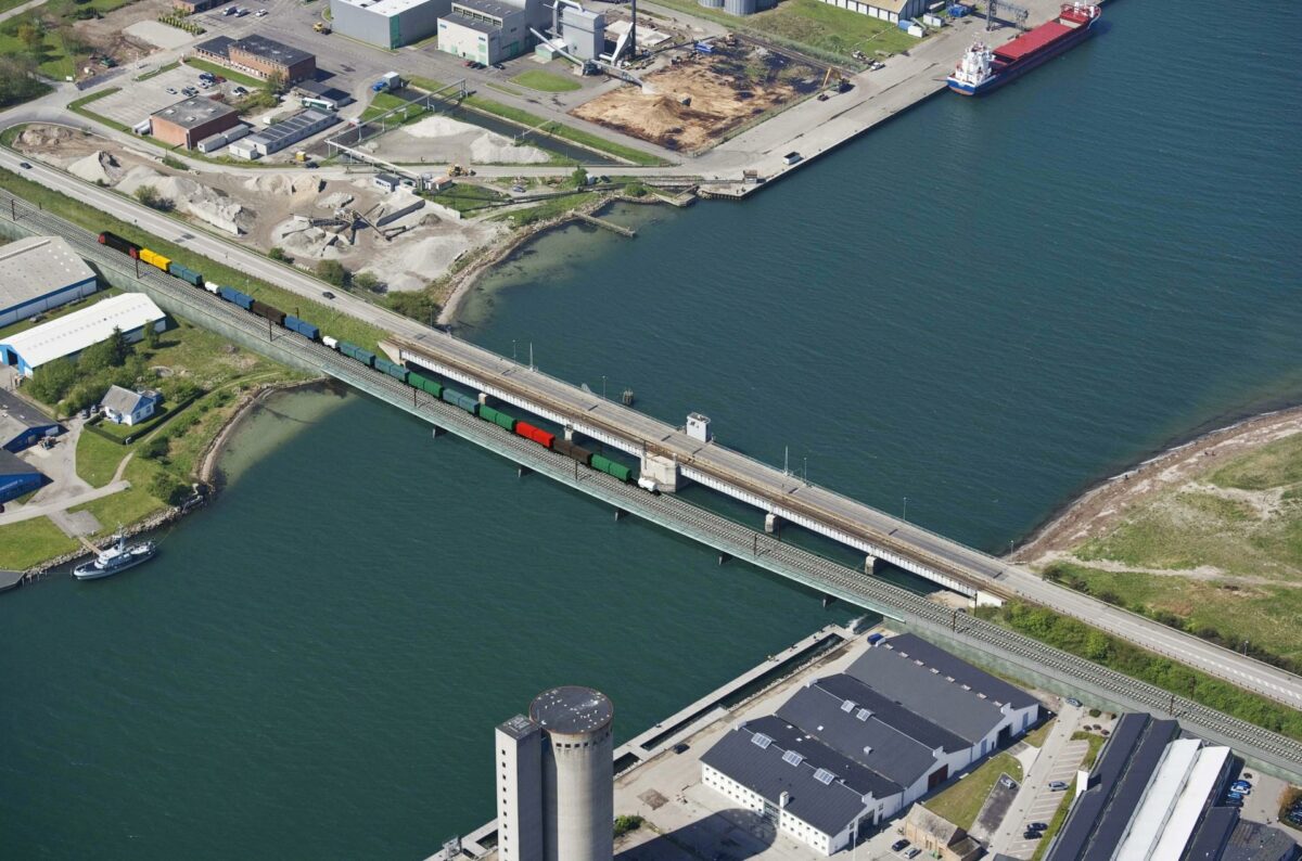 De 920 millioner støttekroner skal balndt andet bruges til anlægsarbejdet på strækningen Ringsted-Nykøbing Falster samt ni broer. Visualisering: Banedanmark.