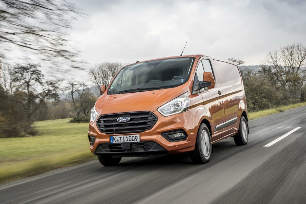 Den faceliftede Ford Transit Custom kan nu fås med intelligent fartpilot.