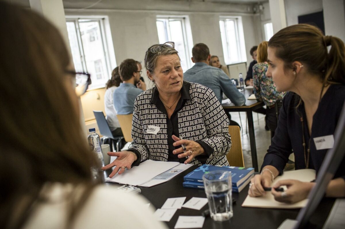 Karen Mosbech til mentordag i Boligfonden Kuben. Mentordagen er et led i Spirekassen, hvor der tilbydes sparring og rådgivning til udvalgte Spirekassedeltagere. Pressefoto.