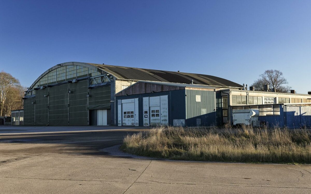 Den gamle hangar på flyvepladsen har blandt andet en flyhangar fra 1918. Foto: Freja.