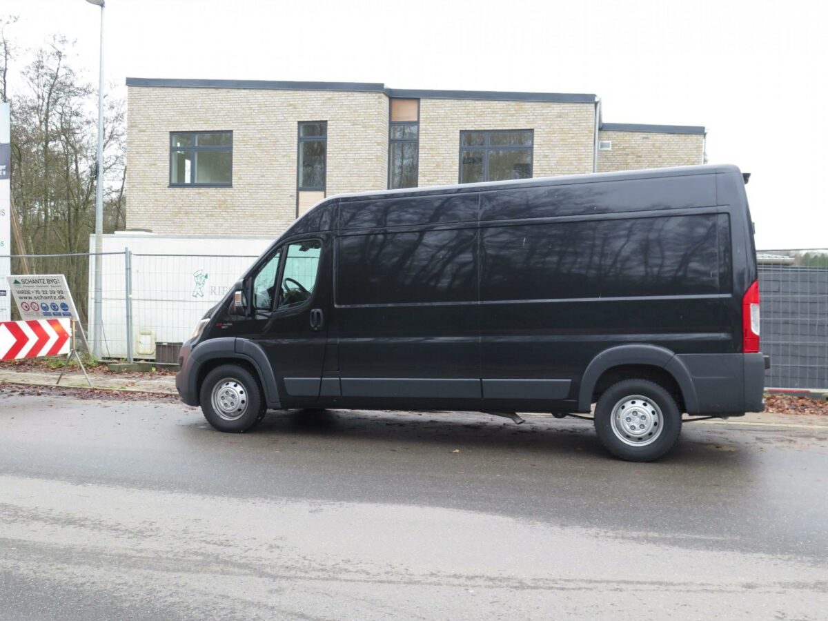 Man får hele 13 rummeter indvendig plads i den 3,7 meter lange Fiat Ducato 35 Maxi L3H2. Foto: Jens Jessen.